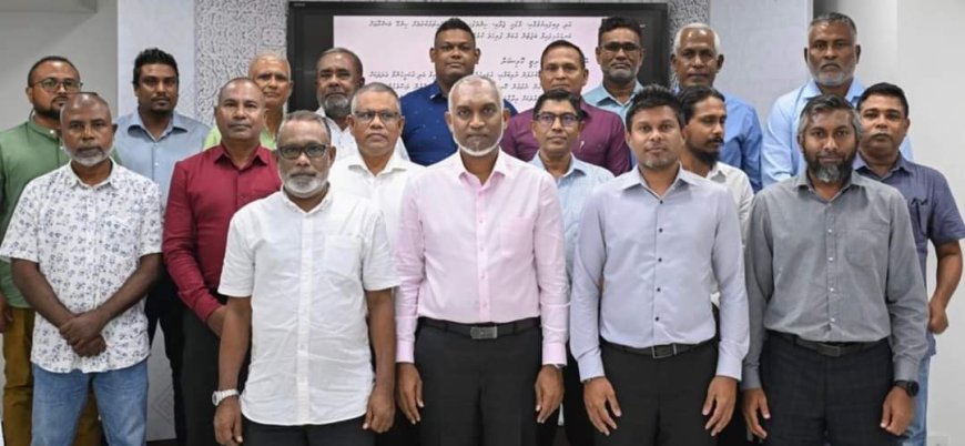 ގައުމީ ސަލާމަތާބެހޭ ޓްރާންސިޝަނަލް ކޮމިޓީގައި ހިމެނުނު ބޭފުޅުންގެ ބައިވެރިވުމާއެކު މަސައްކަތް ނިންމައި، އިންތިޚާބި ރައީސުލްޖުމްހޫރިއްޔާ ޑރ.މުޙަންމަދު މުޢިއްޒުގެ އަރިހަށް ކޮމެޓީގެ ރިޕޯރޓް ހުށަހަޅައިފި