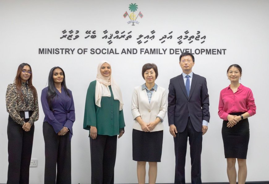 China's Ambassador Wang Lixin and Maldives Minister Aishath Shiham Discuss Cooperation on Social and Family Development